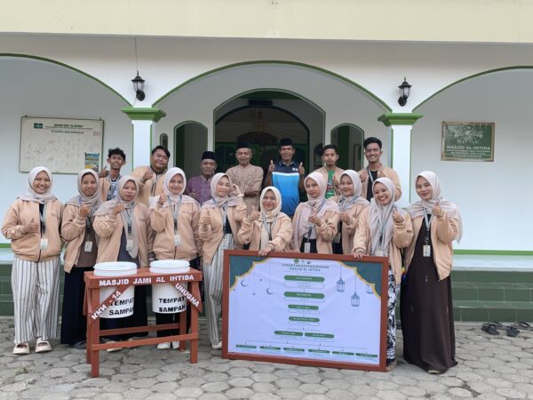 KKN UNUGHA Kelompok 14 Padang Sari Serahkan Papan SK dan Tempat Sampah ke Masjid Al-Ihtida