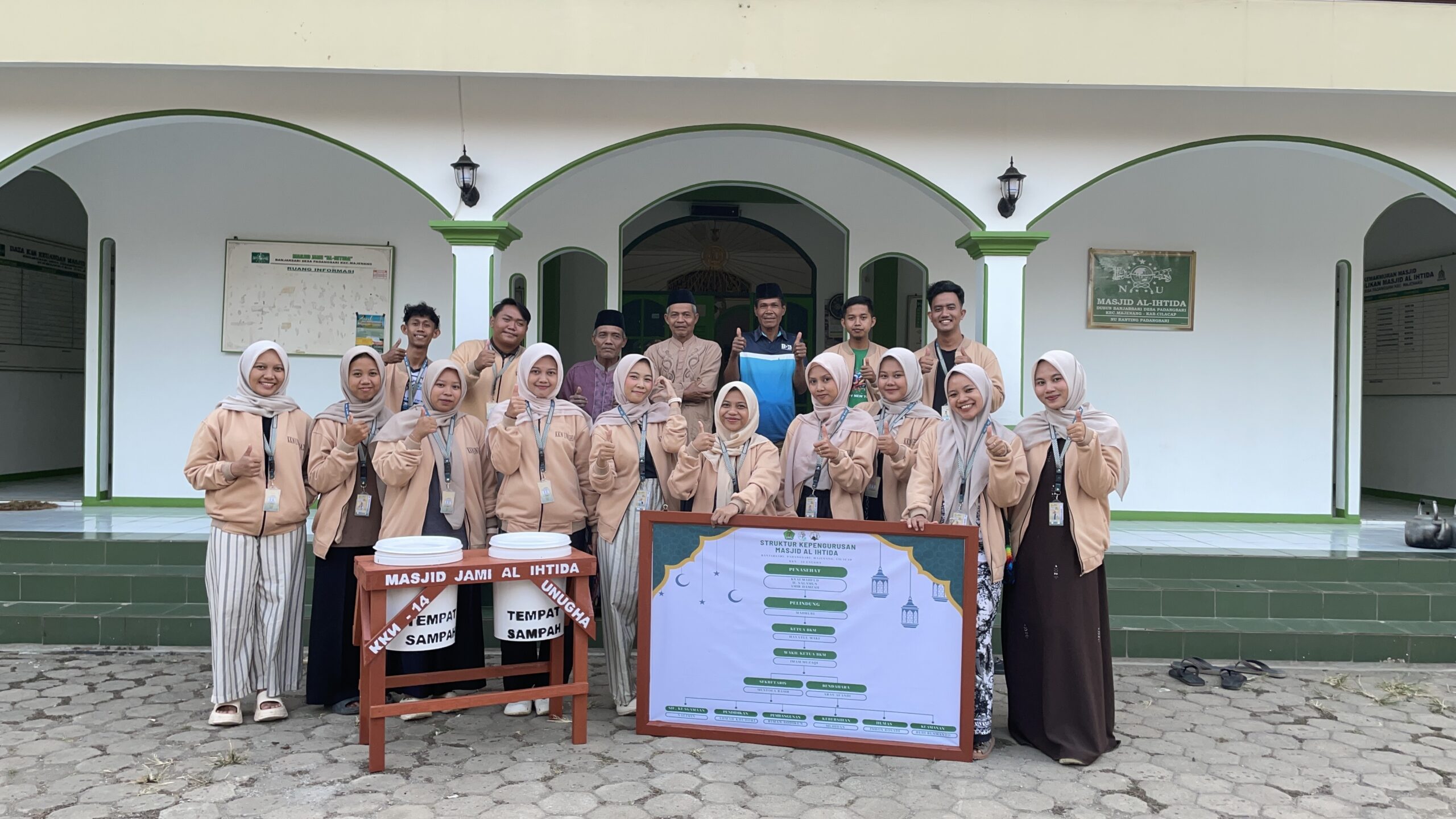 KKN UNUGHA Kelompok 14 Padang Sari Serahkan Papan SK dan Tempat Sampah ke Masjid Al-Ihtida
