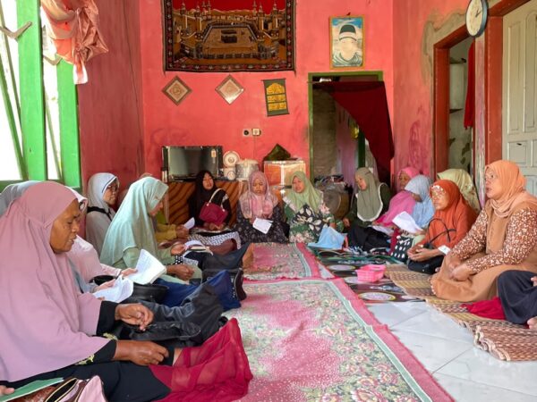 Mahasiswa KKN UNUGHA Kelompok 14 Padang Sari Ikut Partisipasi Yasinan Rutin Jama'ah Ibu-Ibu Masjid Al-Ihtida