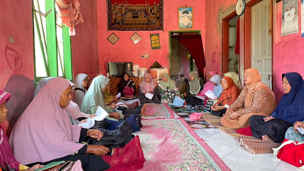 Mahasiswa KKN UNUGHA Kelompok 14 Padang Sari Ikut Partisipasi Yasinan Rutin Jama'ah Ibu-Ibu Masjid Al-Ihtida
