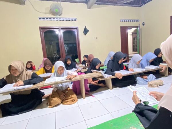 PEMBELAJARAN IQRA, AL-QUR'AN, DAN AL-BARZANJI MENJADI SARANA MEMPERKUAT ILMU AGAMA DI TPQ AL-IHTIDA