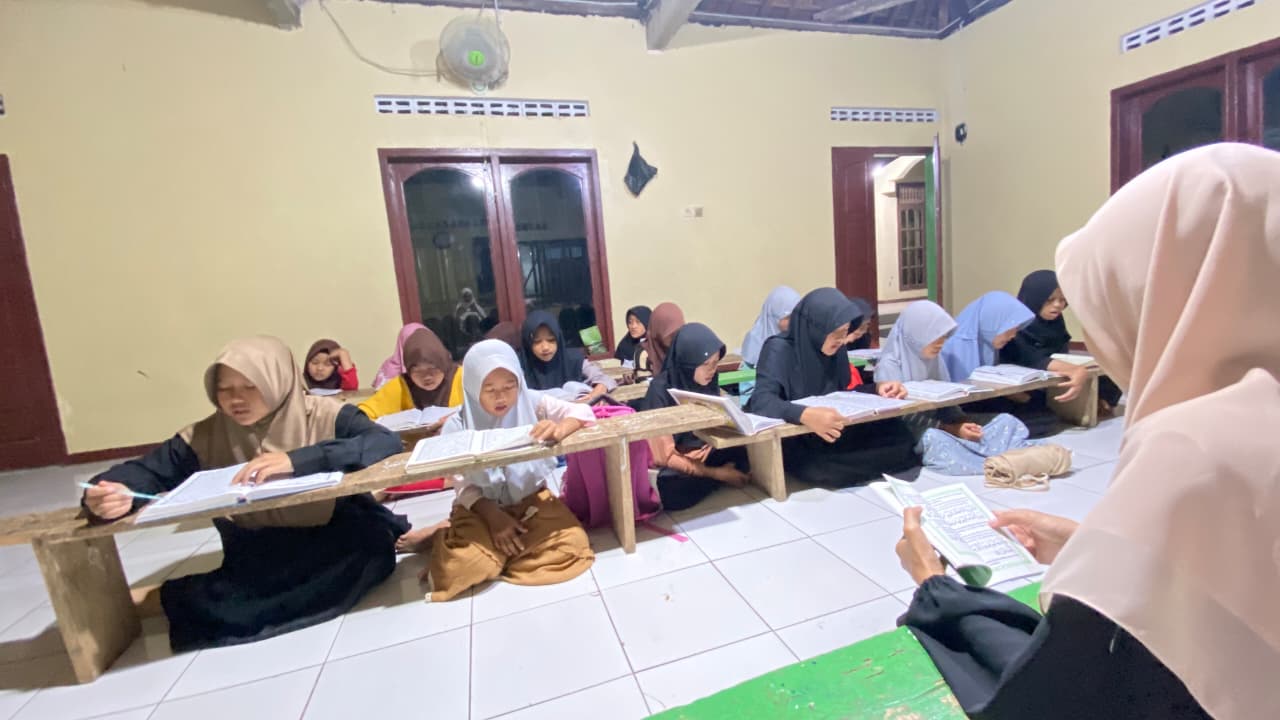 PEMBELAJARAN IQRA, AL-QUR'AN, DAN AL-BARZANJI MENJADI SARANA MEMPERKUAT ILMU AGAMA DI TPQ AL-IHTIDA