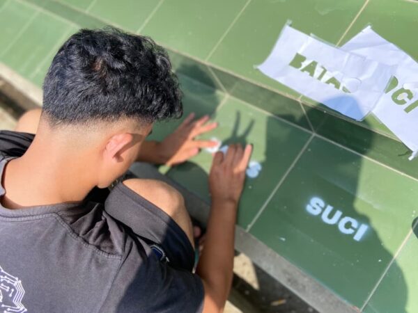 MAHASISWA KKN UNUGHA KELOMPOK 14 GELAR KERJA BAKTI DAN PASANG PENANDA BATAS SUCI DI MASJID AL-IHTIDA