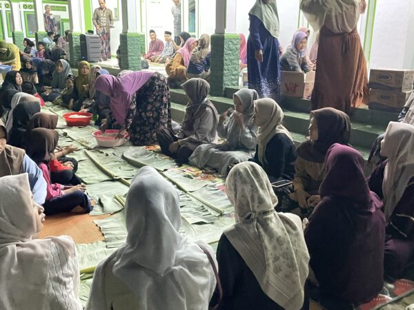 Warga Banjarsari Libatkan Mahasiswa KKN UNUGHA dalam Tahlil dan Makan Bersama di Masjid Al-Ihitida