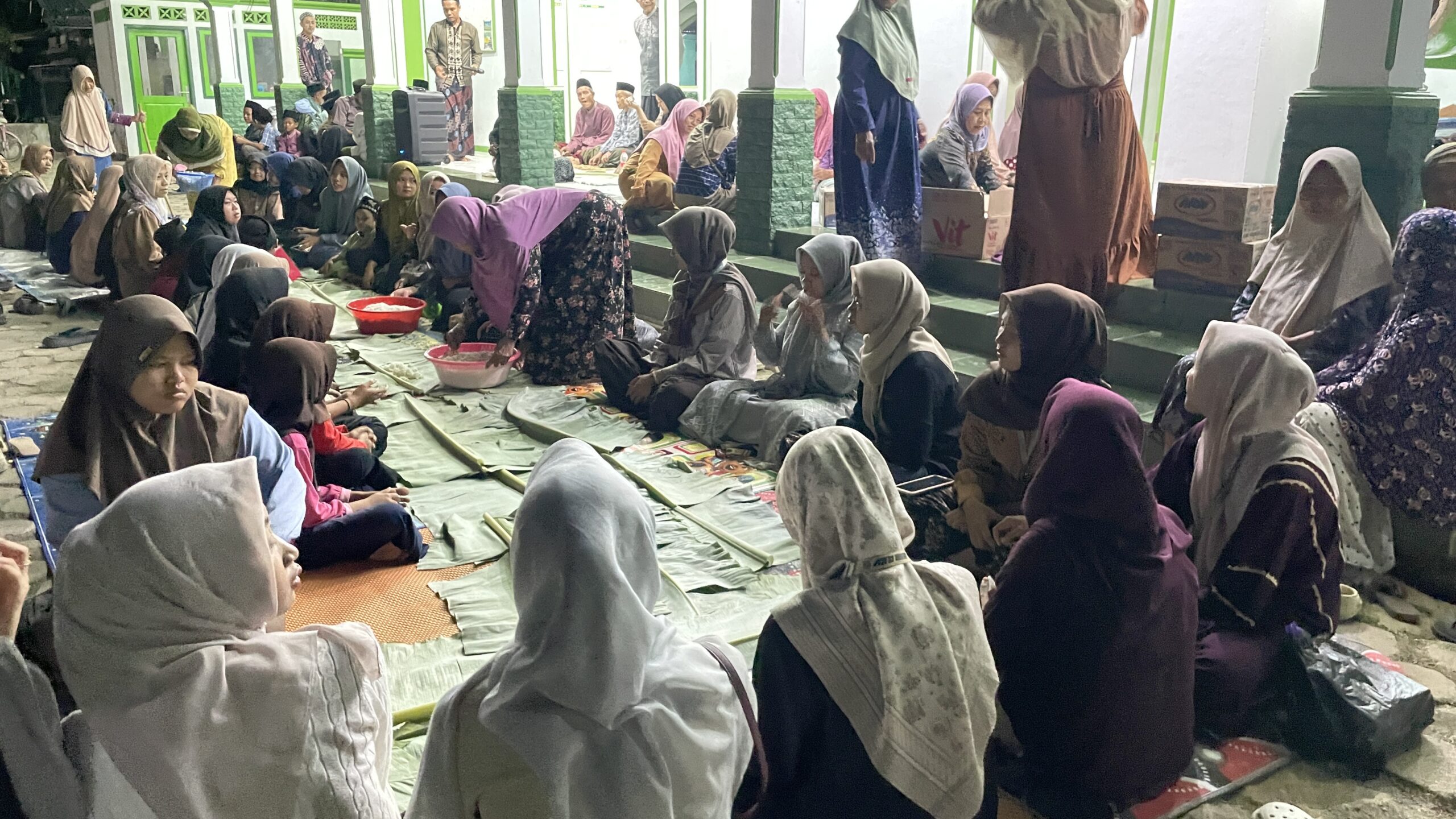Warga Banjarsari Libatkan Mahasiswa KKN UNUGHA dalam Tahlil dan Makan Bersama di Masjid Al-Ihitida Warga Banjarsari Libatkan Mahasiswa KKN UNUGHA dalam Tahlil dan Makan Bersama di Masjid Al-Ihitida